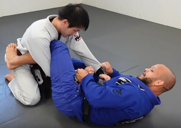 Lasso guard vs kneeling opponent